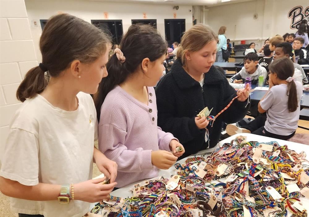  Helping Hands Club Runs Successful Pulsera Sale